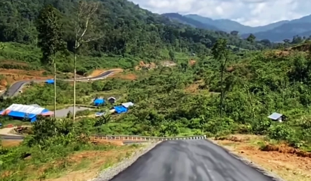Longsor Menghambat Jalan Nasional Pameu, PU Siap Bantu