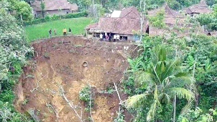 Longsor Menutupi Jalan di Pudak, Ponorogo, 6 Meter