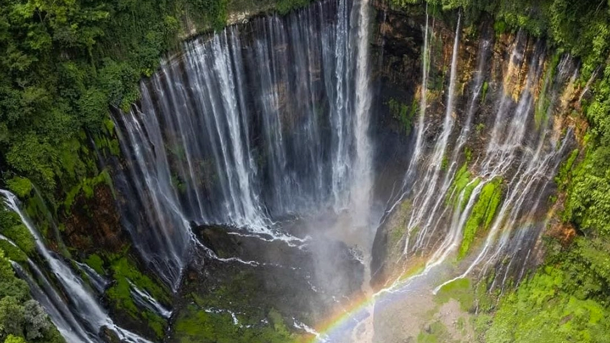 Luna Maya Menyulut Semangat di Air Terjun Tumpak Sewu