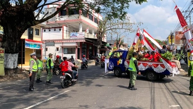 Macet Parah di Karanglo, Libur Sekolah Picu Antrean Panjang