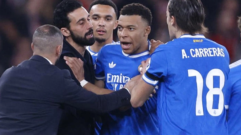 Macron Bela Mbappe dari Hinaan Rasis Senator Paraguay