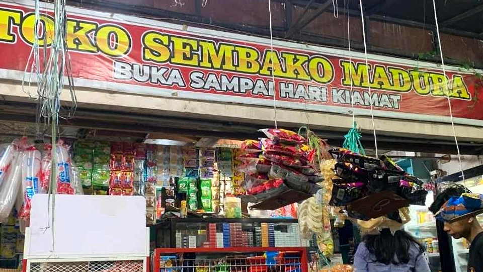 Madura Mart Al‑Mubarokah Tetap Ramai di Tengah Minimarket Besar