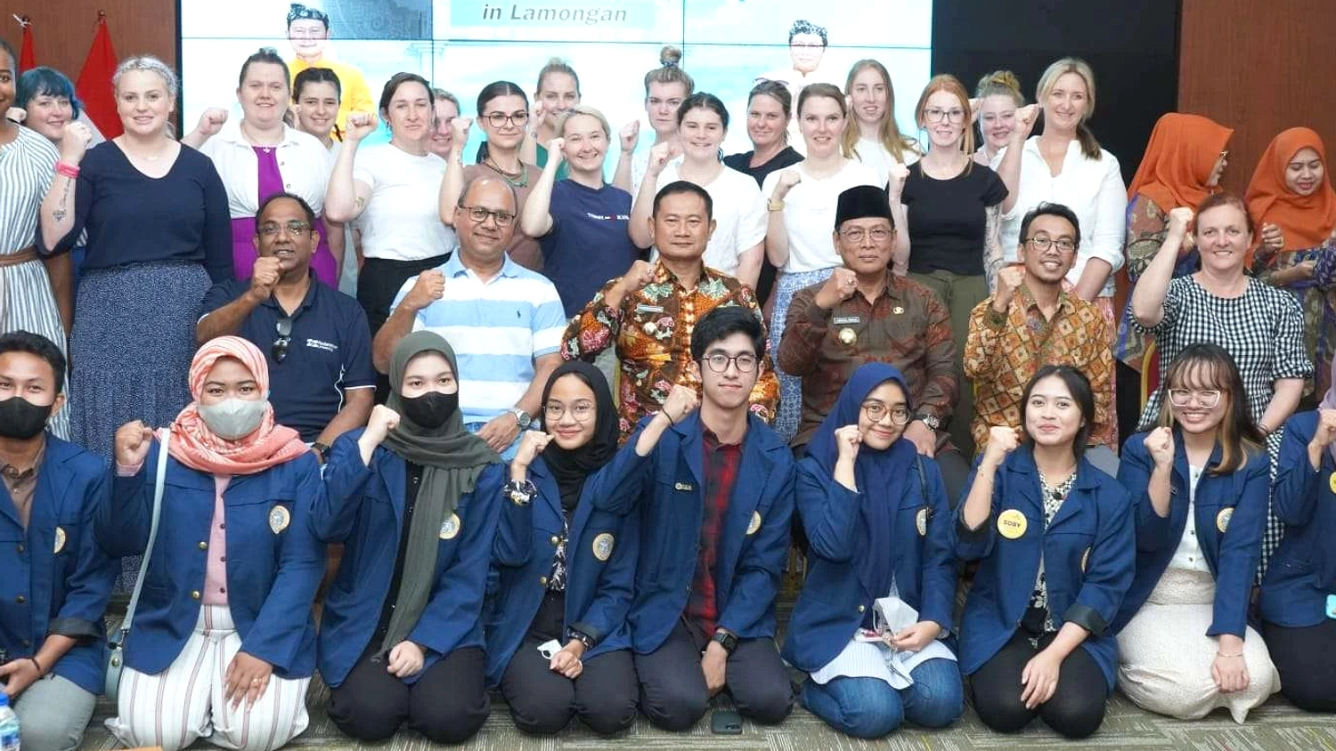 Mahasiswa Australia Ajar Bahasa Inggris di MI Lamongan