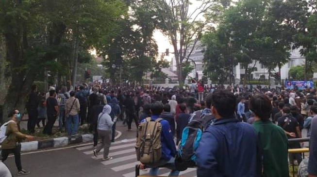 Mahasiswa Bandung Gelar Demonstrasi di DPRD Jawa Barat