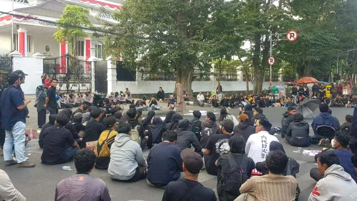Mahasiswa Bandung Unjuk Rasa di DPRD Jawa Barat, 11 Juni