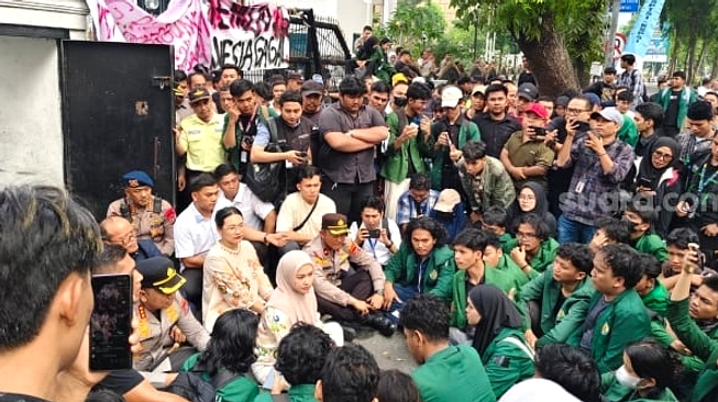 Mahasiswa HKBP Nommensen Robohkan Pagar DPRD Sumut