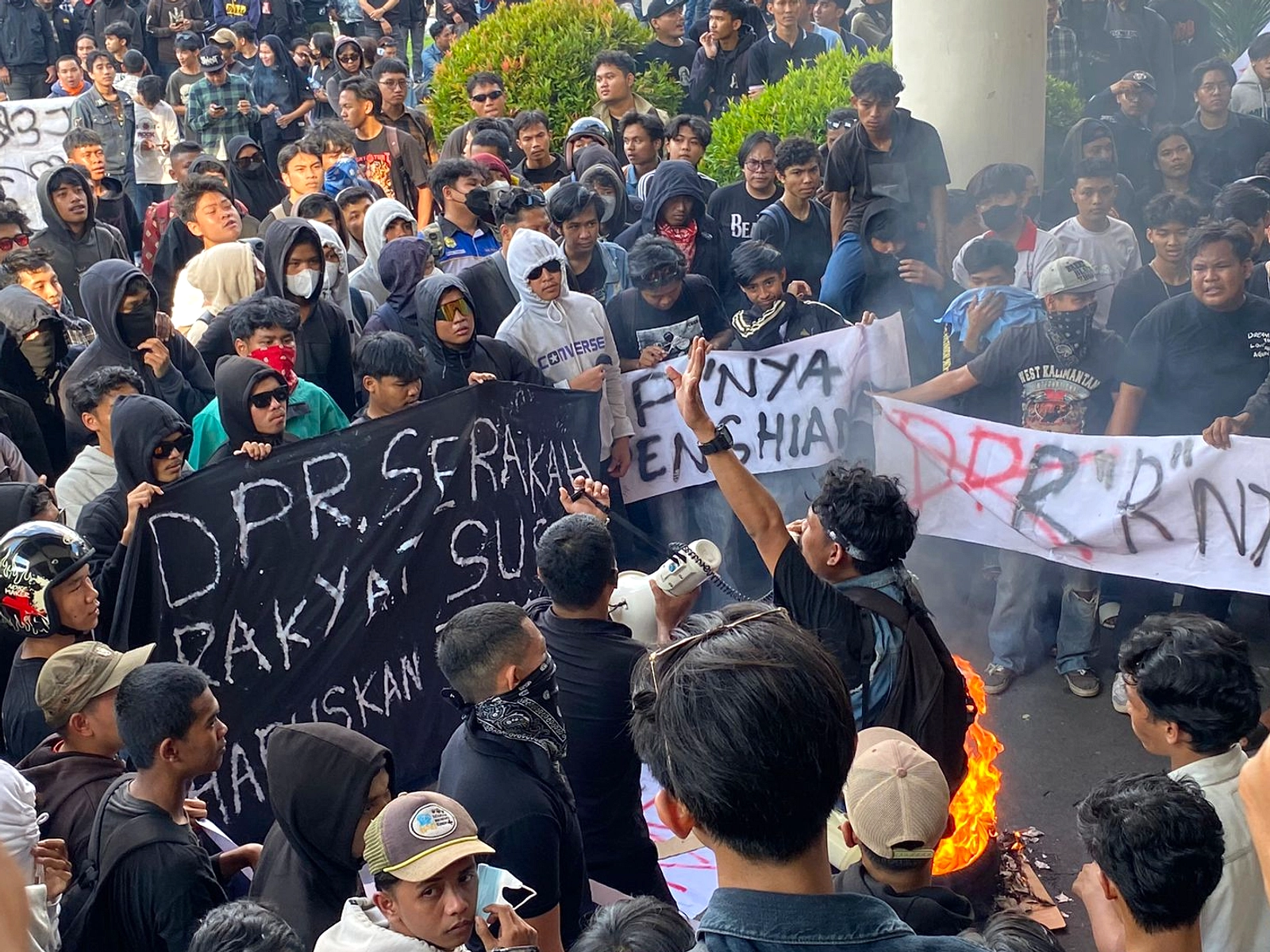Mahasiswa Lempar Botol ke DPRD Sumut, Ketua Tak Hadir
