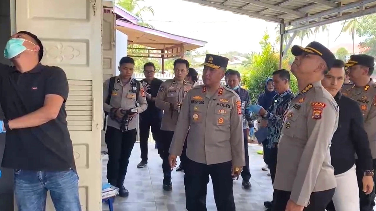 Mahasiswa Mojokerto Dorong Polisi, Tolak Program Populis Prabowo-Gibran