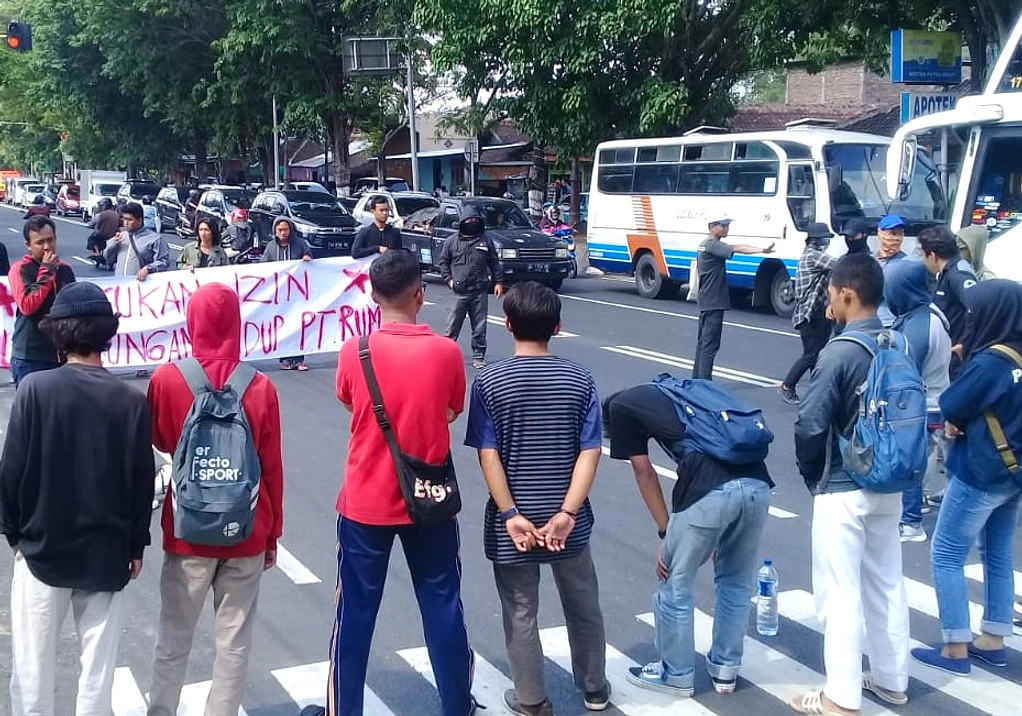 Mahasiswa Sukoharjo Blokir Jalan, Tuntut Tujuh Keberatan