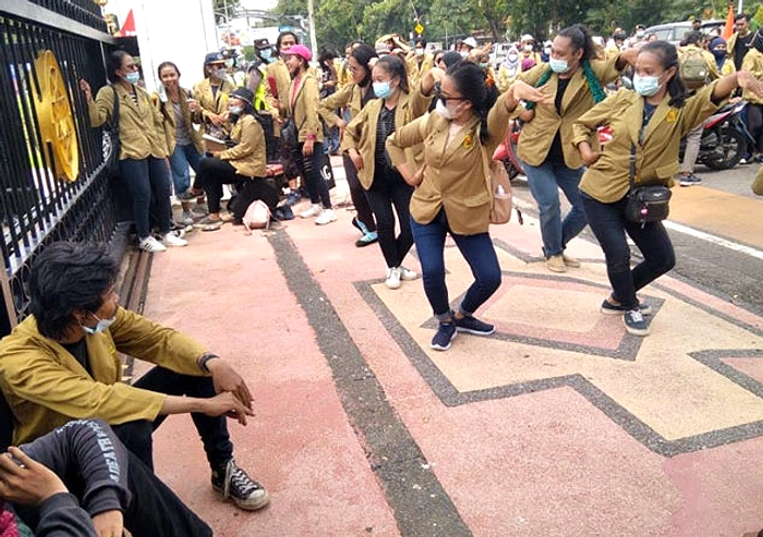Mahasiswa Surabaya Tuntut Hentikan Program Makan Bergizi