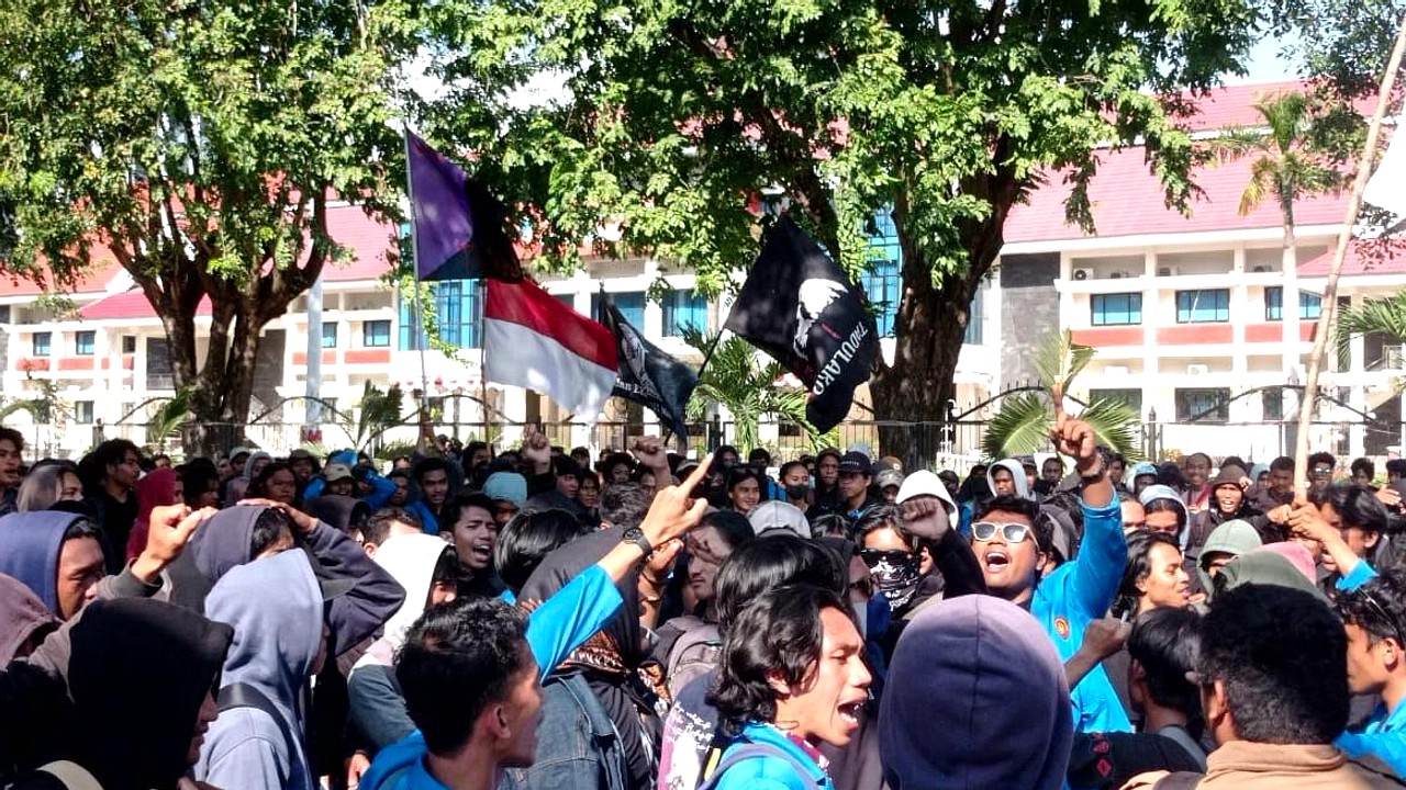 Mahasiswa Tolak Berjabat Tangan Gubernur Sulawesi Tengah