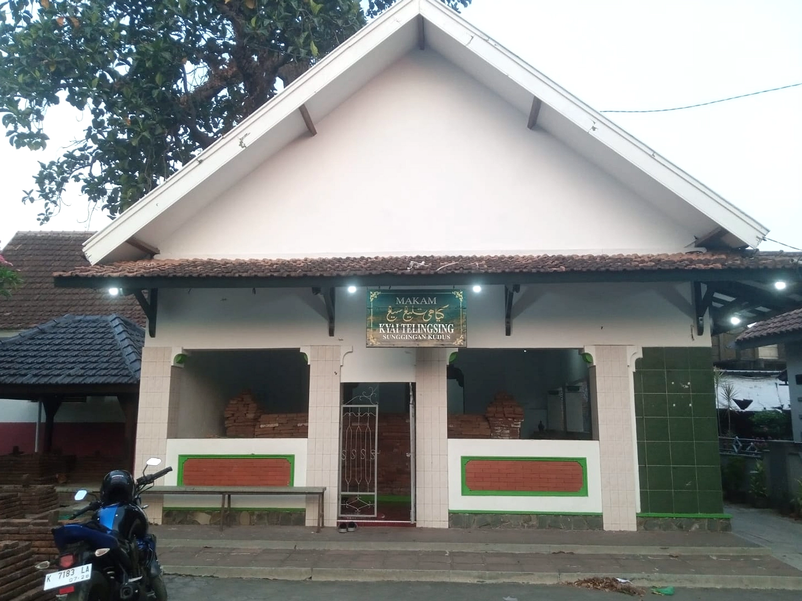 Makam Tokoh Desa di Pekarangan Masjid Kudus Picu Protes Warga