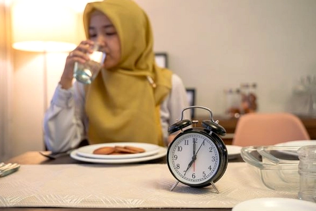 Makan Malam Awal Lebih Baik untuk Metabolisme dan Tidur