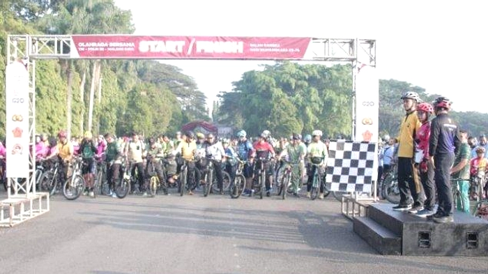 Malang: Pasangan Beralih Sepeda, Hemat BBM & Menjaga Bumi