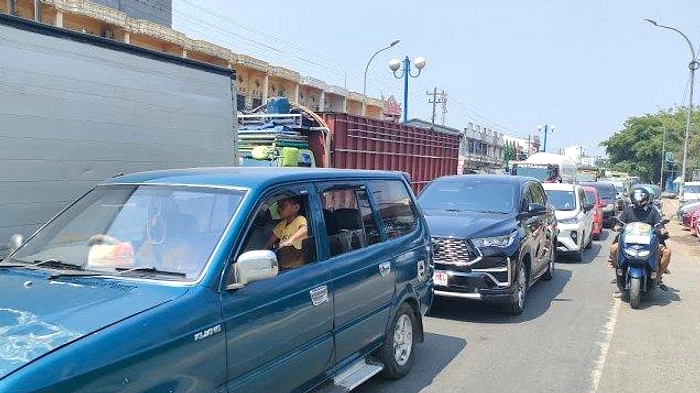 Maros 5,8 km Antrian Kendaraan, 7 Jam Arus Balik Lebaran
