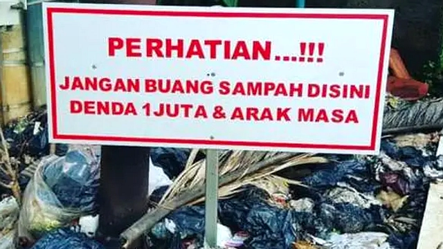 Masriah Terus Buang Sampah di Depan Rumah Wiwik Sidoarjo