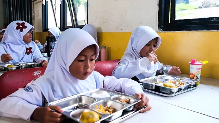 MBG Sumatera Selatan Tetap Lanjut, Protein Ganti Susu