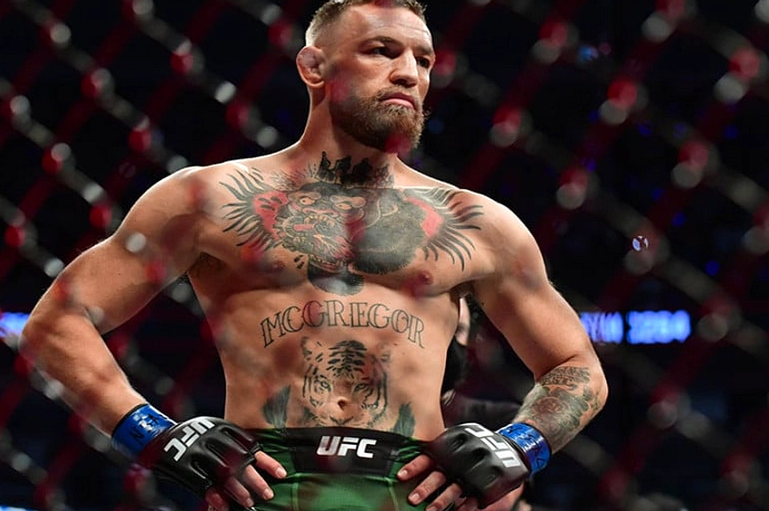 McGregor Kembali ke UFC, Hadapi Holloway