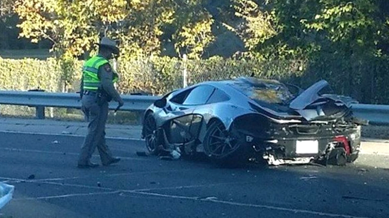 McLaren Andra ST Hancur Tabrak Tiang Listrik
