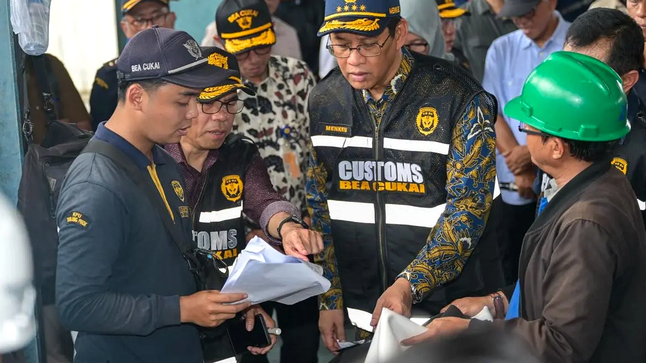 Menteri Keuangan Cek Penumpukan Kontainer Tanjung Priok