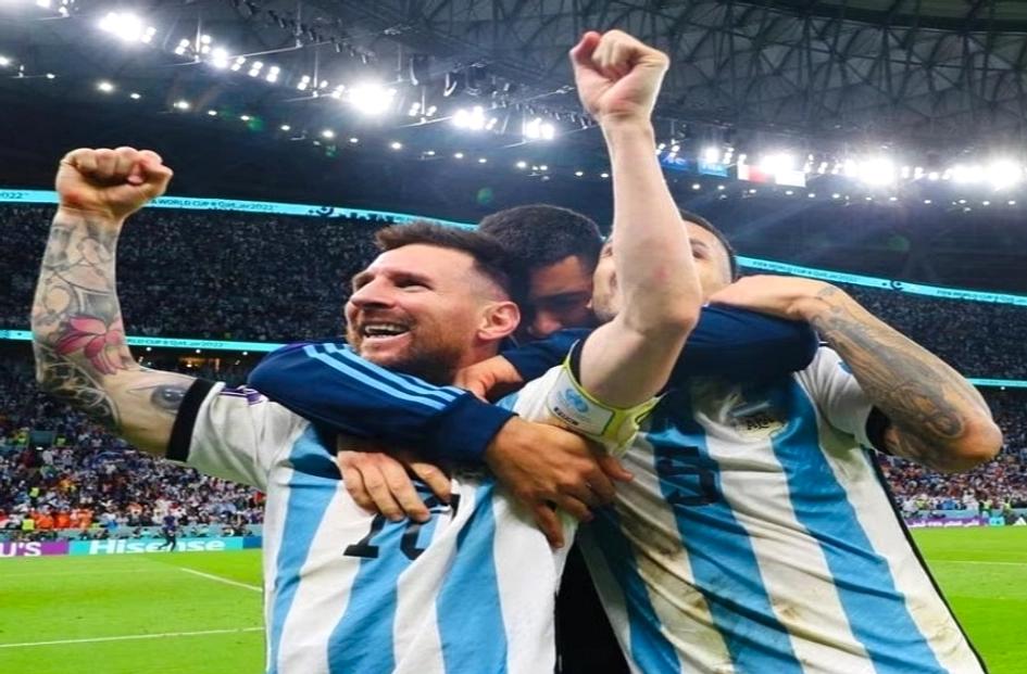 Messi Terima Rosario dari Fans Usai Laga Argentina