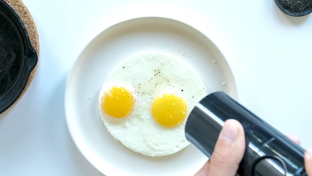 Michael Symon Tunjukkan Cara Mudah Membuat Telur Ceplok
