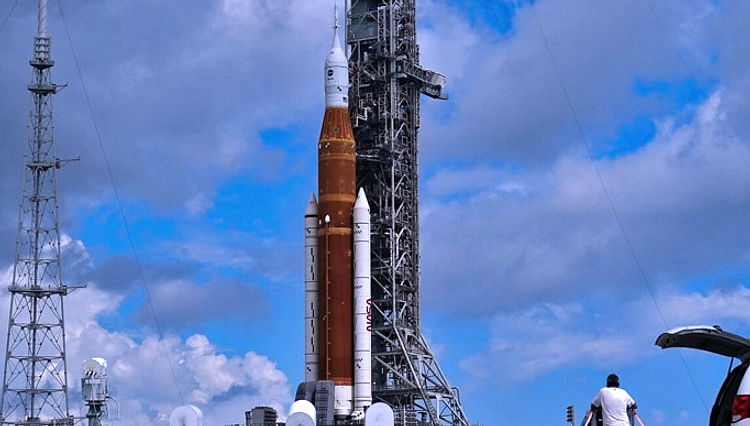 Misi Berawak Pertama ke Bulan, NASA Luncurkan Artemis II