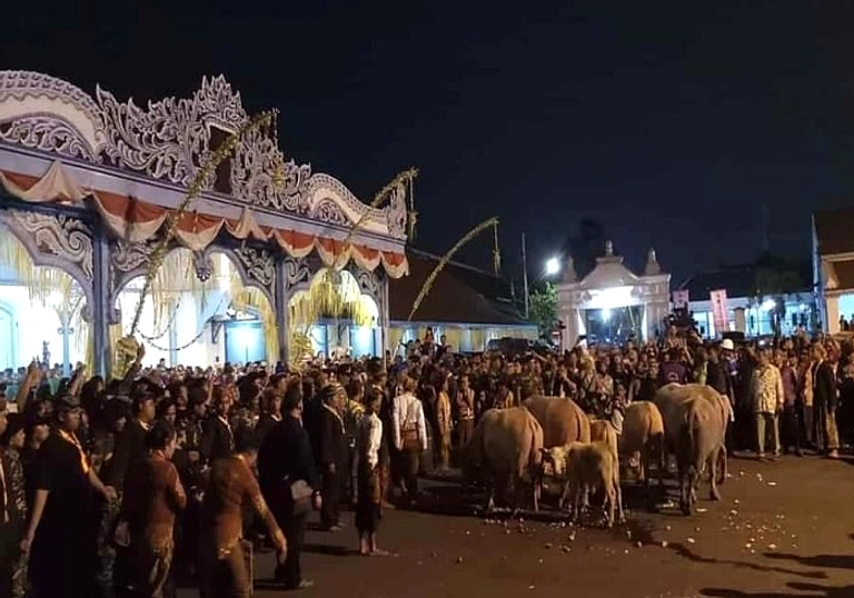 Mitos Malam 1 Suro: Tradisi Jawa dan Pandangan Islam