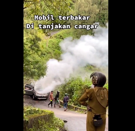 Mobil Hangus Terbakar di Tanjakan Spongebob Lembang, Semua Penumpang Selamat