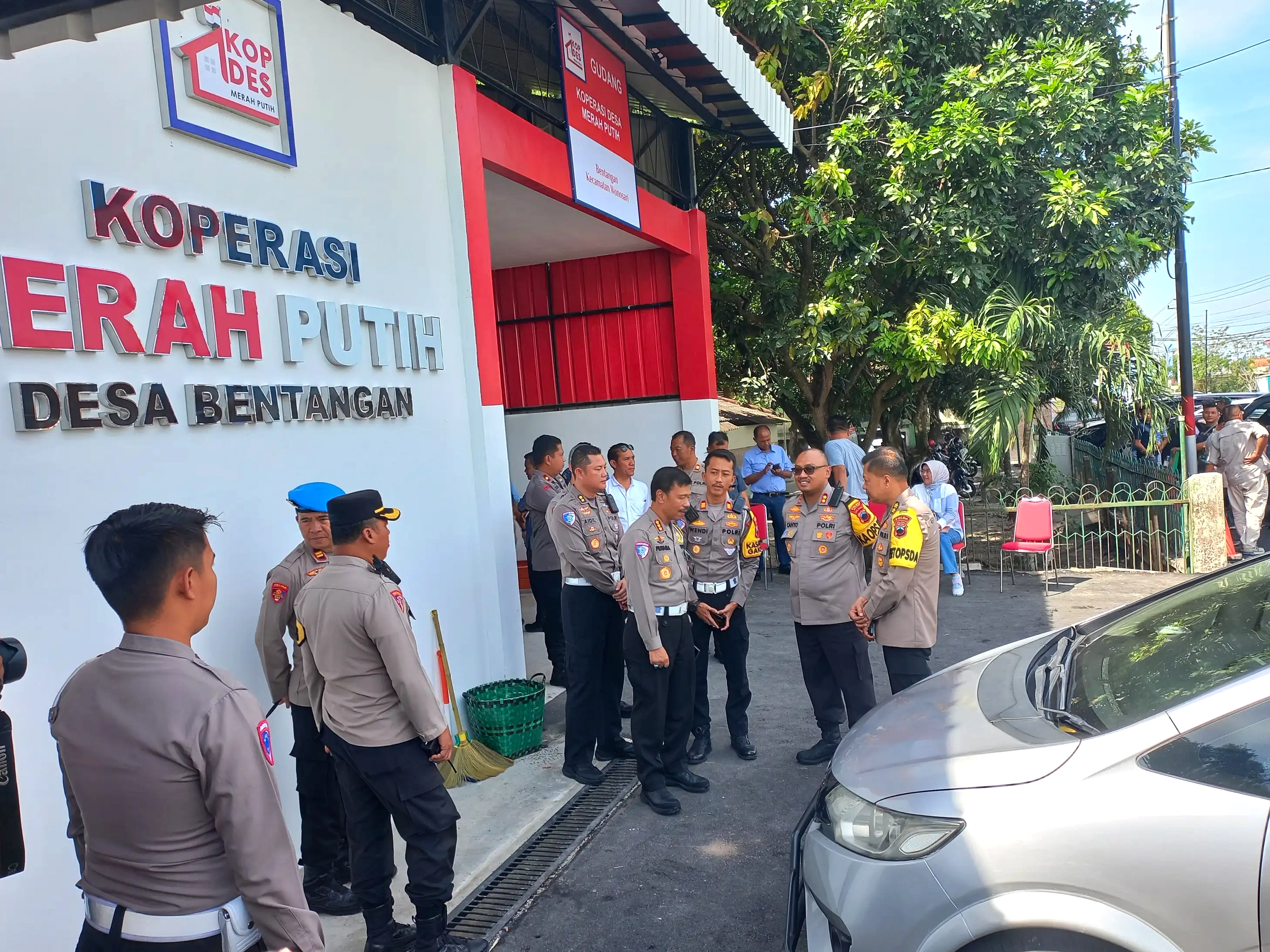 Mobil Koperasi Merah Putih Terguling di Banyumas