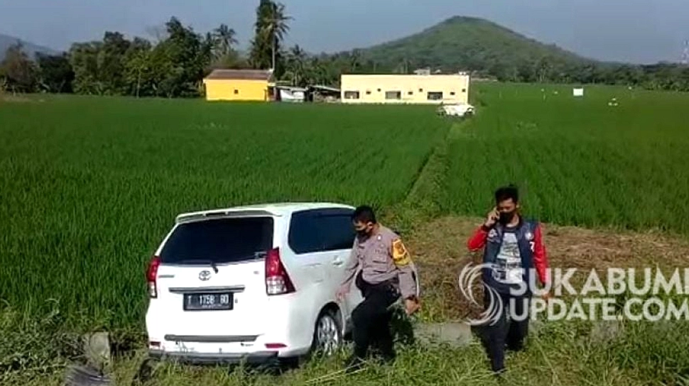 Mobil Pencuri Terperosok Sawah, Warga Klaten Amankan Pelaku