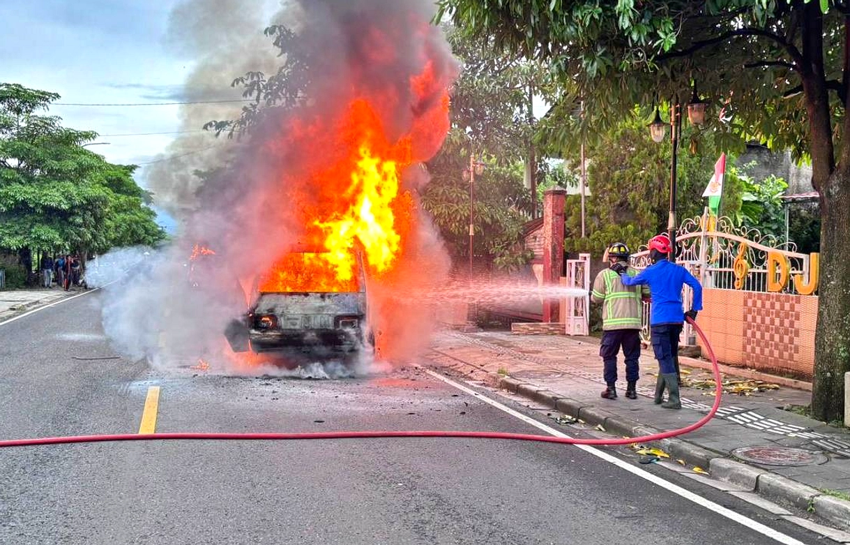 Mobil Pikap Terbakar di Magelang, Sopir Nekat Paksa Jalan