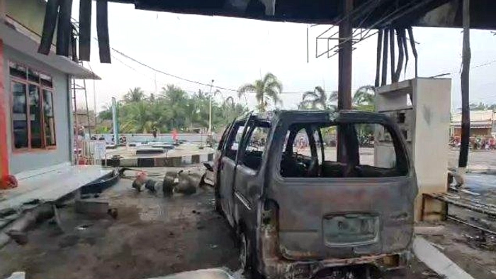 Mobil Suzuki Carry Terbakar di SPBU Pati