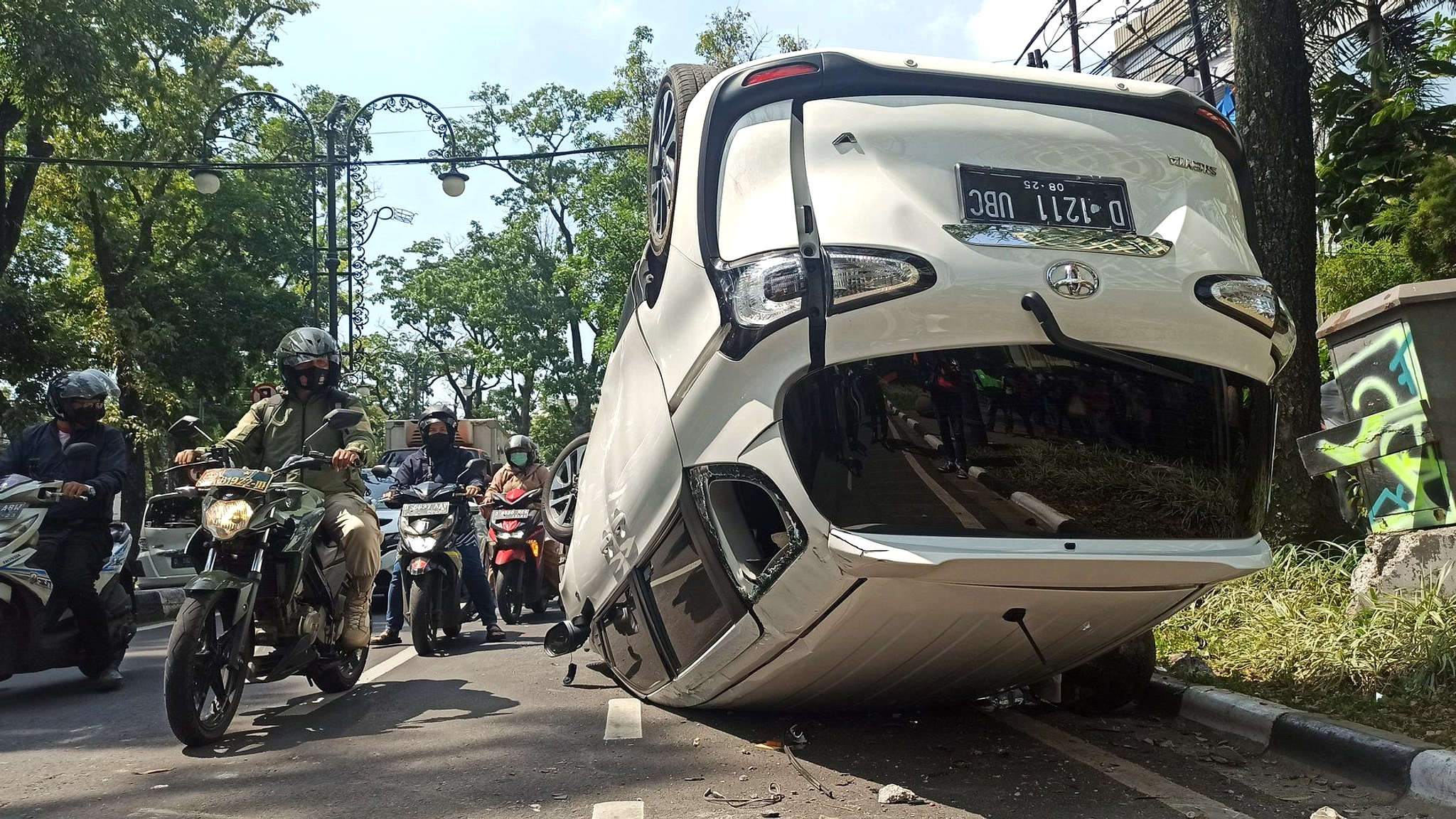 Mobil Tabrak Tiang di Dago, Tujuh Orang Mabuk Diduga