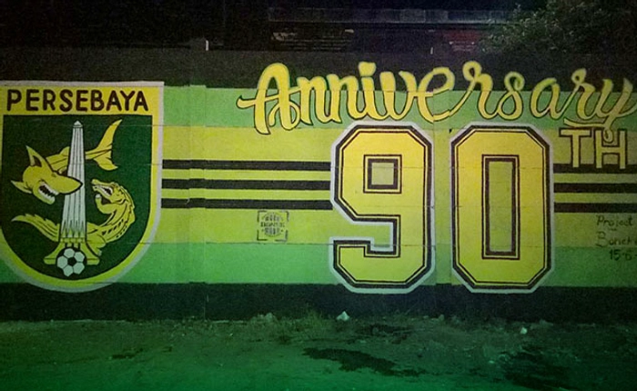 Mural HUT 99 Persebaya: Sosok Tanpa Wajah Jadi Sorotan
