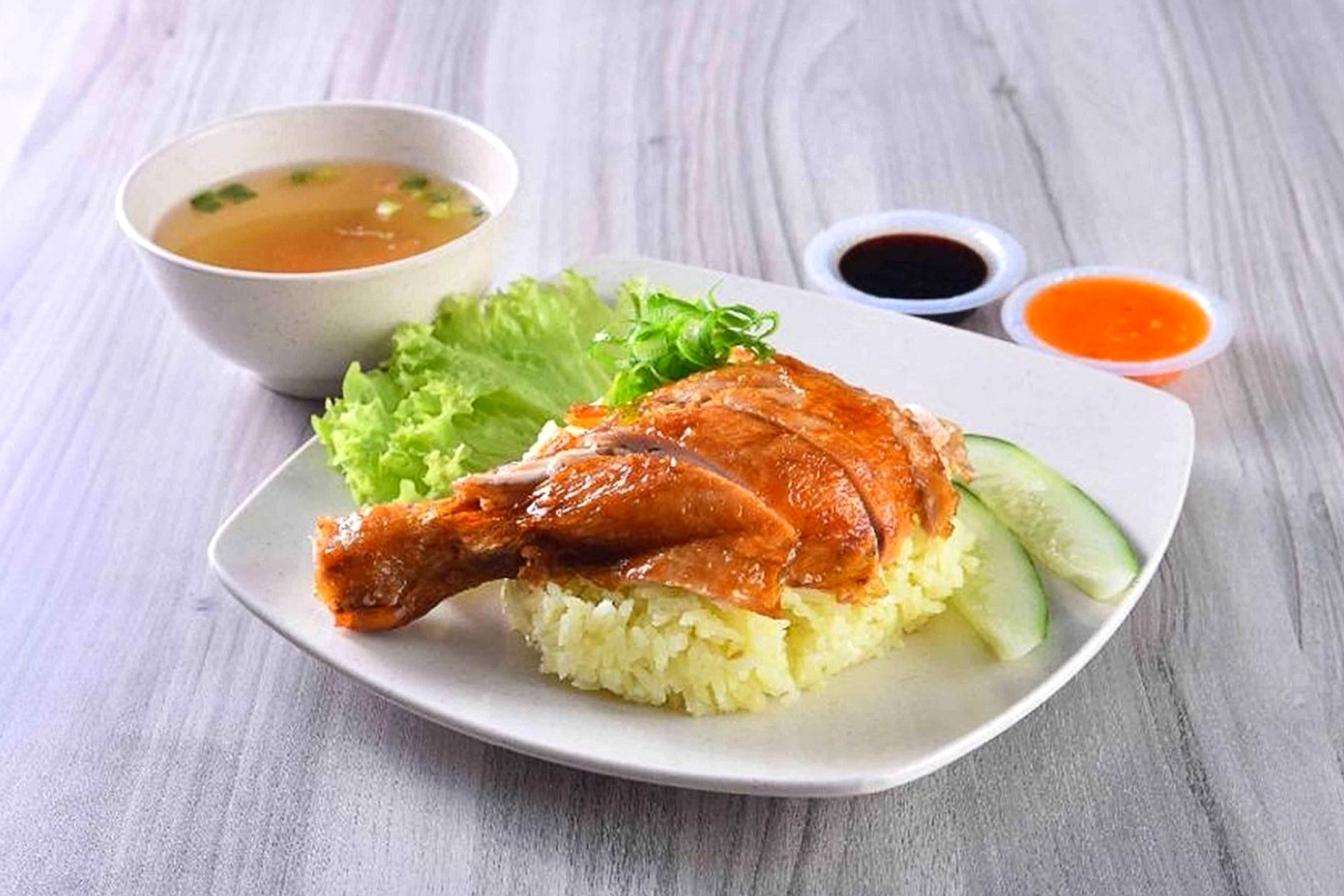 Nasi Hainan Ayam Rebus: Rasa Gurih Singapura Khas Indonesia