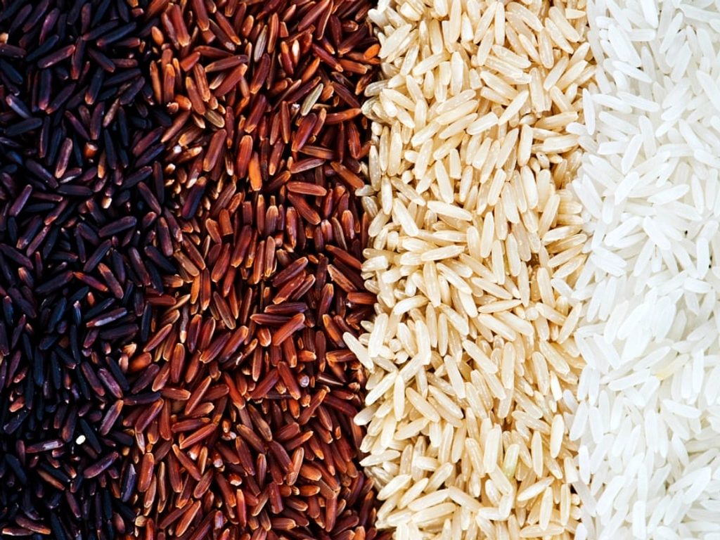 Nasi Putih vs Nasi Merah: Bukan Pilihan, Cara Makan Berbeda