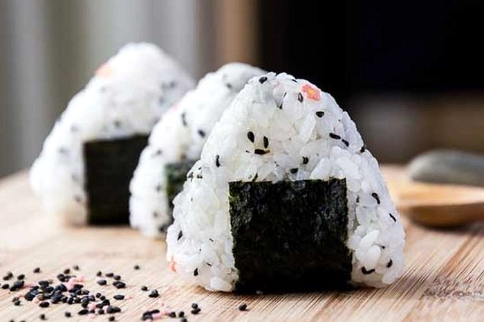 Nigiri vs Onigiri: Dua Olahan Nasi yang Berbeda