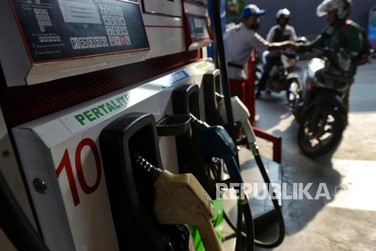 NTT Larang Kendaraan Pajak Macet Isi BBM Subsidi