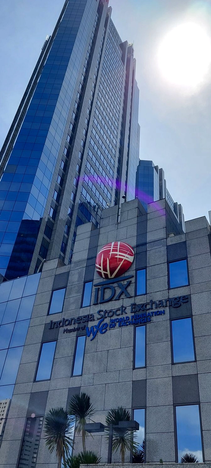 OJK Buka Kepemilikan Saham Bursa untuk Publik