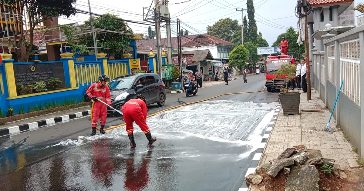 Oli Tumpah di Jalan Agus Salim Batu, Dua Motor Terjatuh