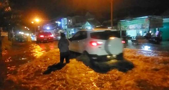 Palembang Terendam Banjir Sukabangun, Warga Minta Drainase