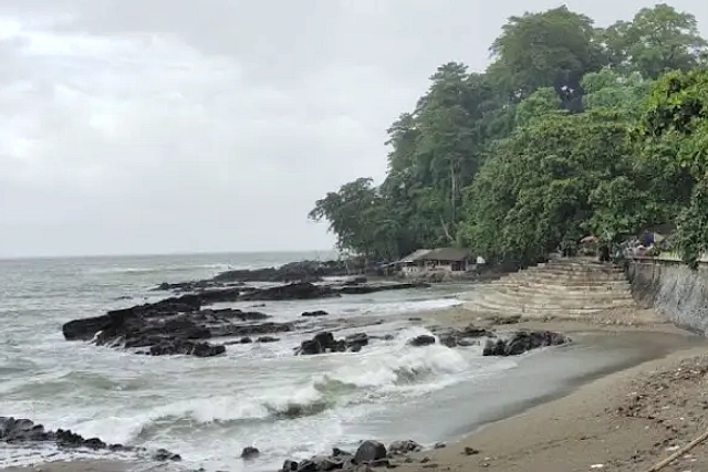 Pantai Karang Hawu Padat, Petugas Tegur Berenang Aman