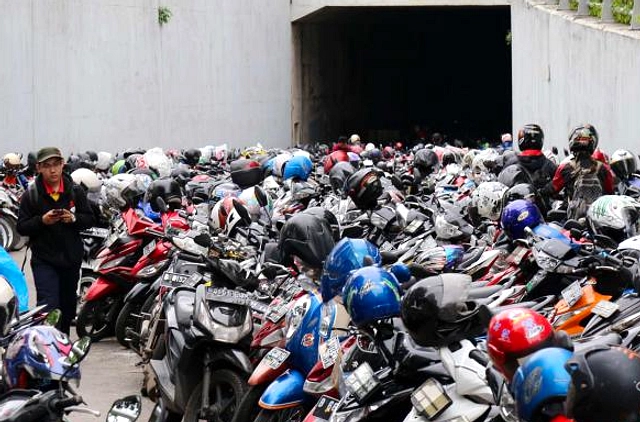 Parkir Liar Depan Center Point Medan, Rp5.000 Bayar Pengunjung