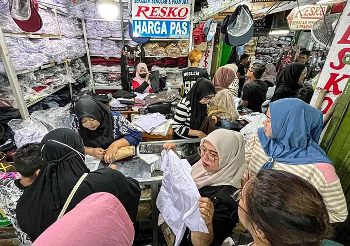 Pasar Johar Semarang Diserbu Pemburu Seragam Sekolah