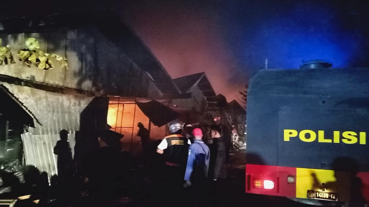 Pasar Kanjengan terbakar hebat, 480 kios hangus di Semarang