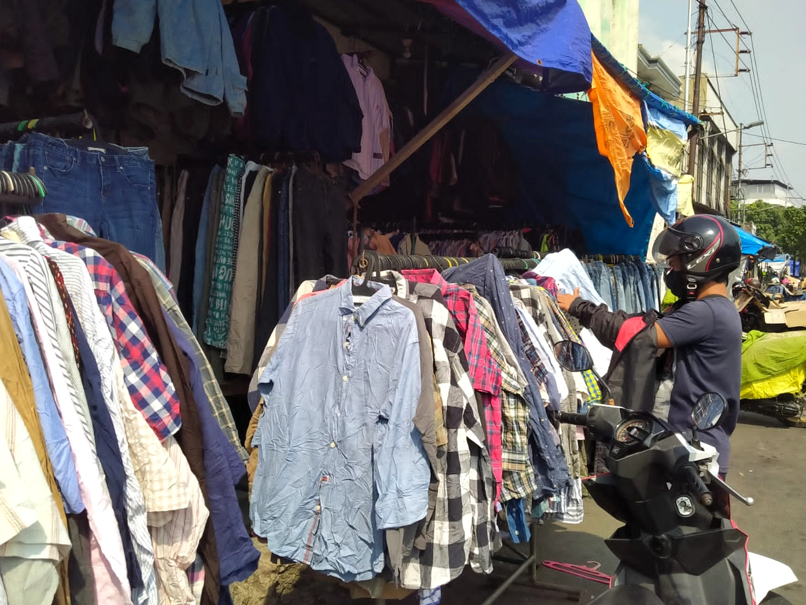Pasar Loak Gembong: 30 Tahun Penjual Sepatu Usia 62 Tetap