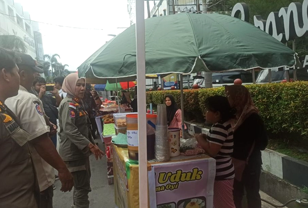 Pedagang Bundaran HI Tanggap Demo BEM UI, Lalu Lintas Padat