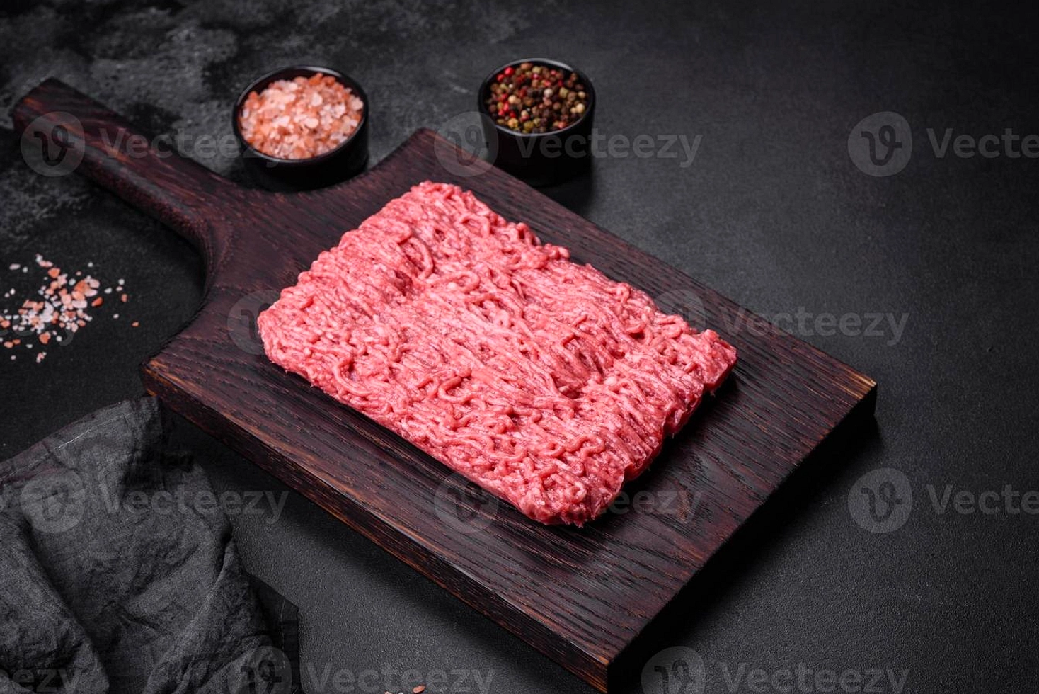 Pelanggan Malaysia Temukan Bulu Mata Palsu di Daging Cincang