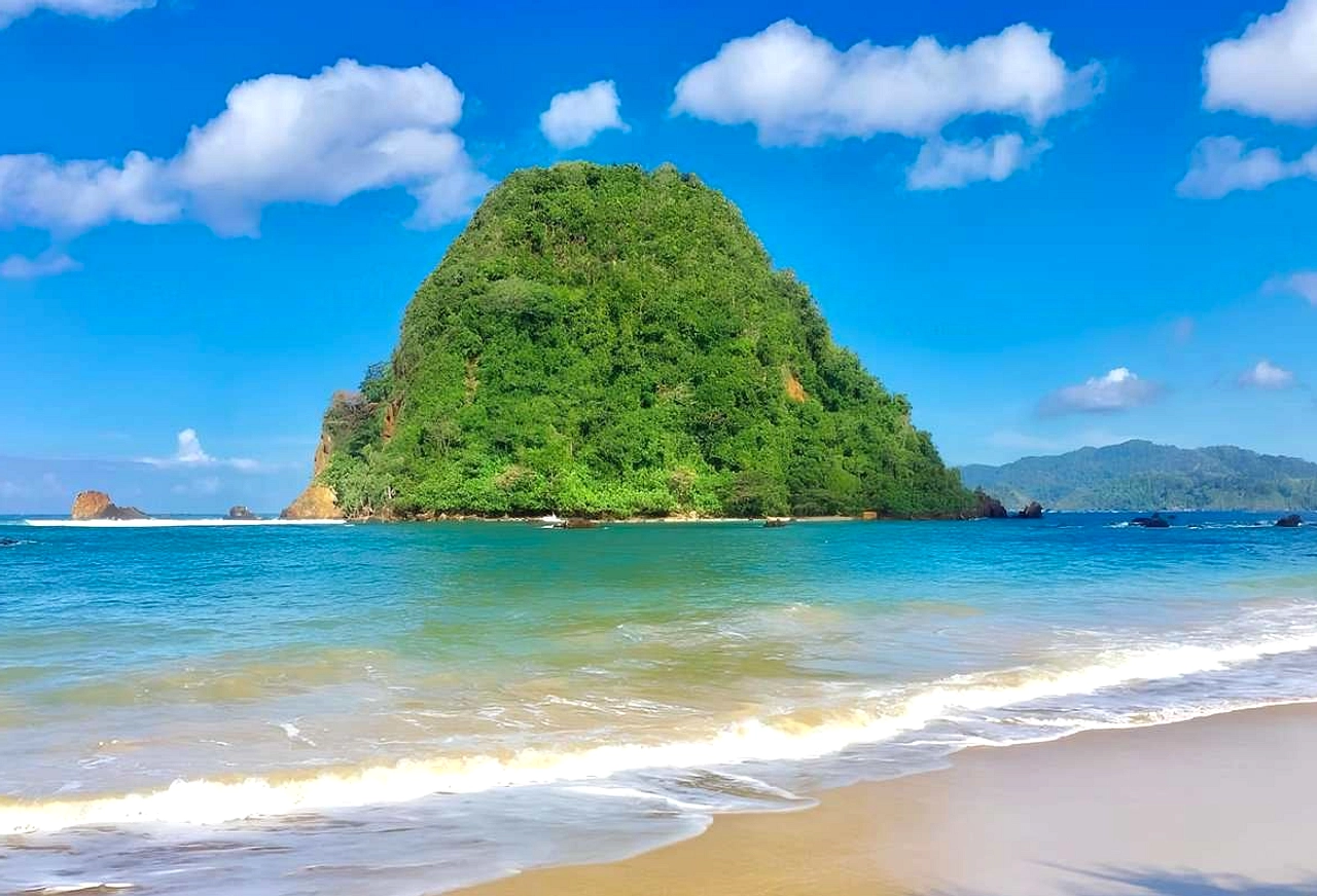 Pemancing Hilang Terseret Ombak di Pantai Pulau Merah